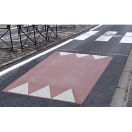 Coussin BERLINOIS ralentisseur en béton rouge sablé avec triangles réfléchissants