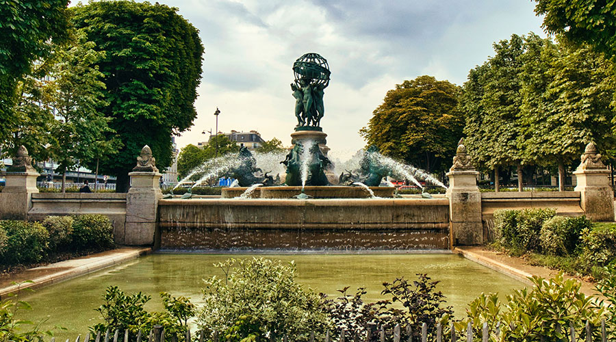 fontaine et végétation dans un espace urbain pour améliorer le confort d'été