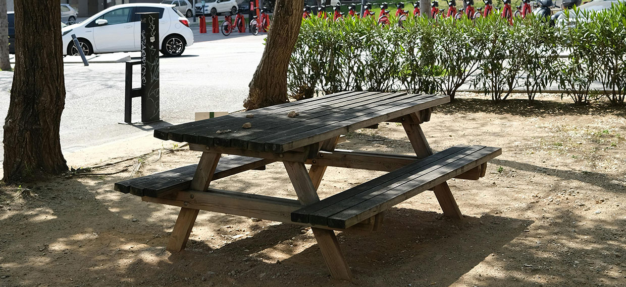 table pique nique en bois en ville