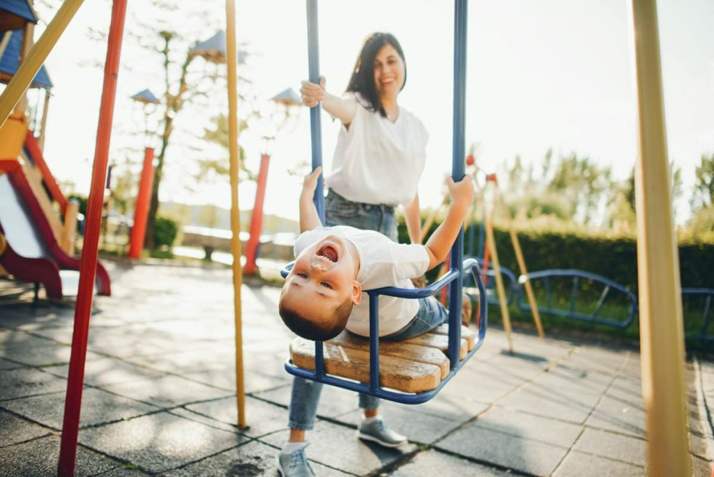 Bien choisir les balançoires d’un parc pour enfants